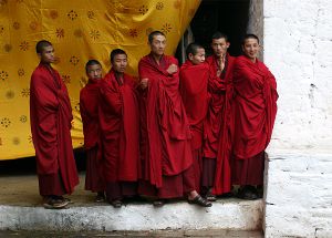 Die Mönche gehören in Bhutan zum alltäglichen Stadtbild. Erleben Sie die Völker des schwulen Himalayas auf unseren Gay Reisen. Bhutaneische Mönche
